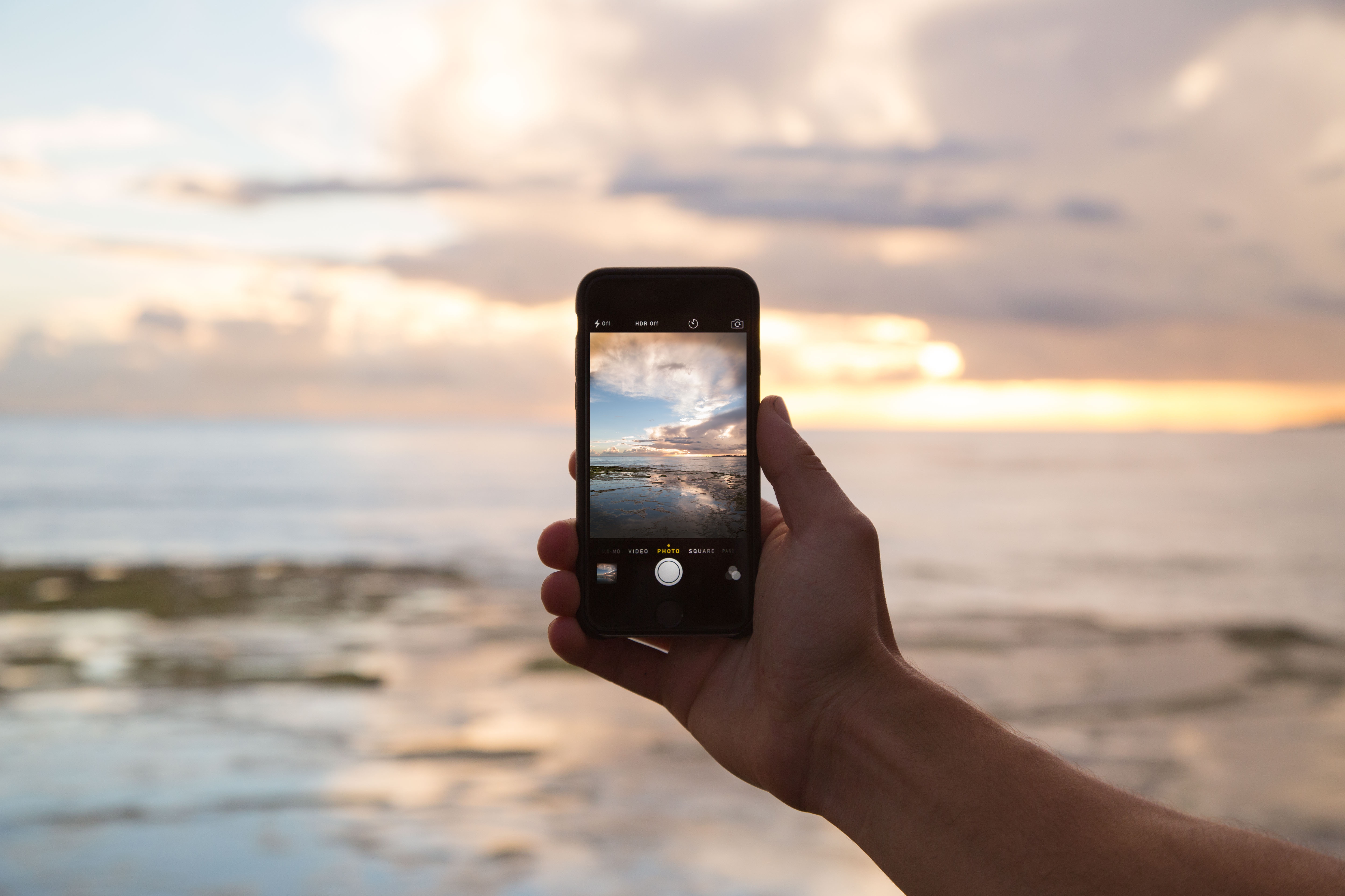 iphone-smartphone-hand-beach-sea-coast-4669-pxhere.com
