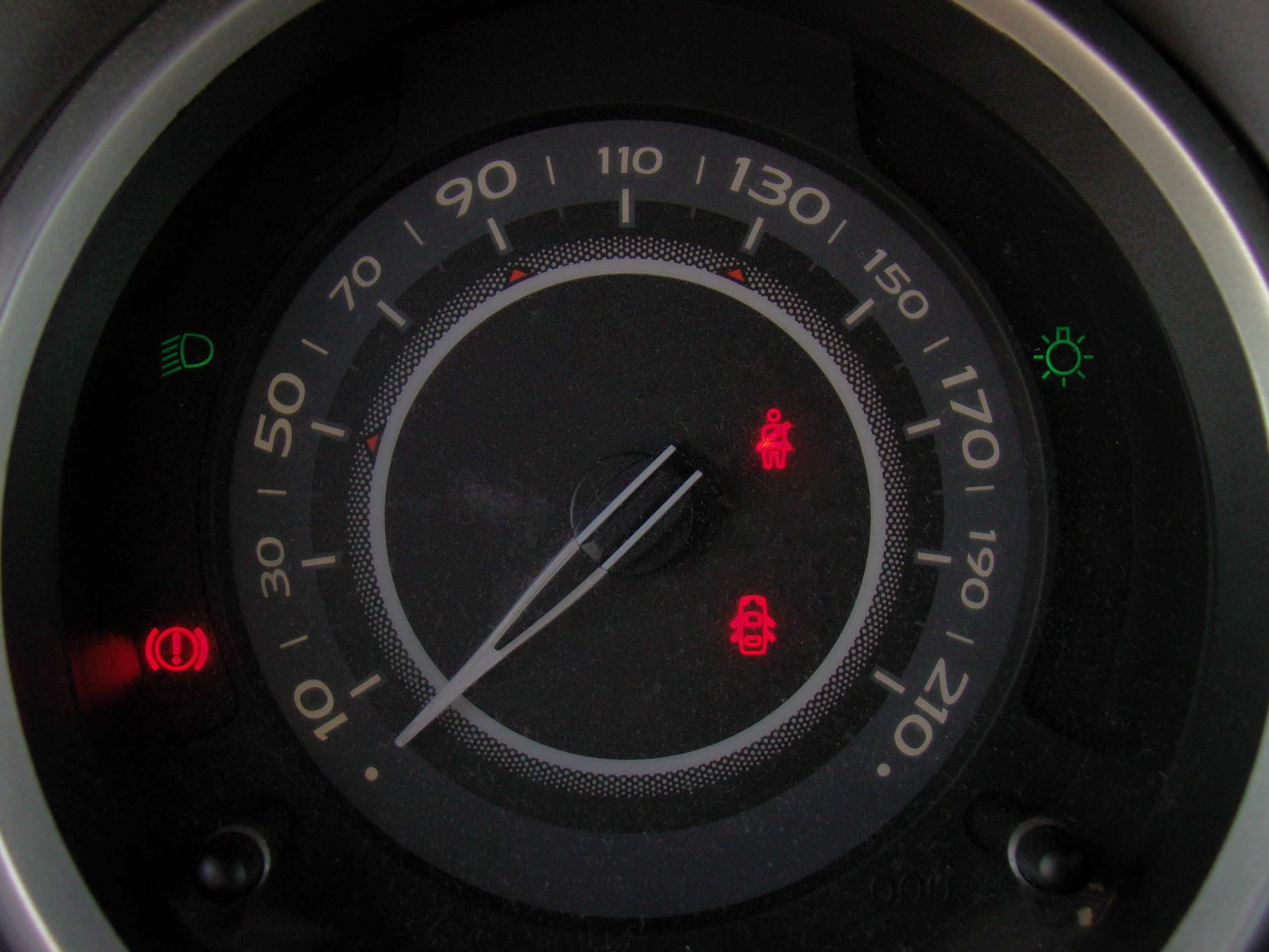 Prędkościomierz / zegar samochodowy z kilkoma zapalonymi ikonami (abonament)