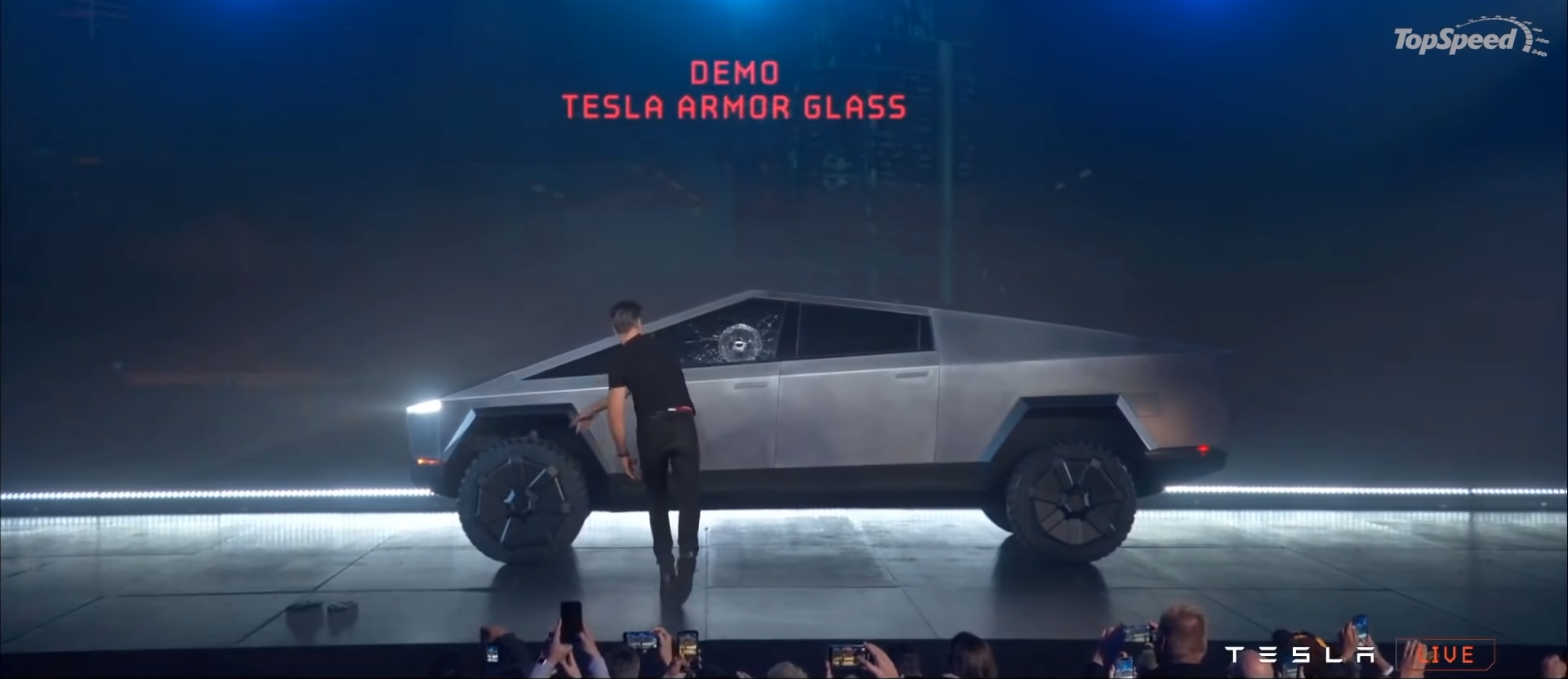 Tesla Cybertruck i jej rozbita szyba od strony kierowcy na pierwszej prezentacji