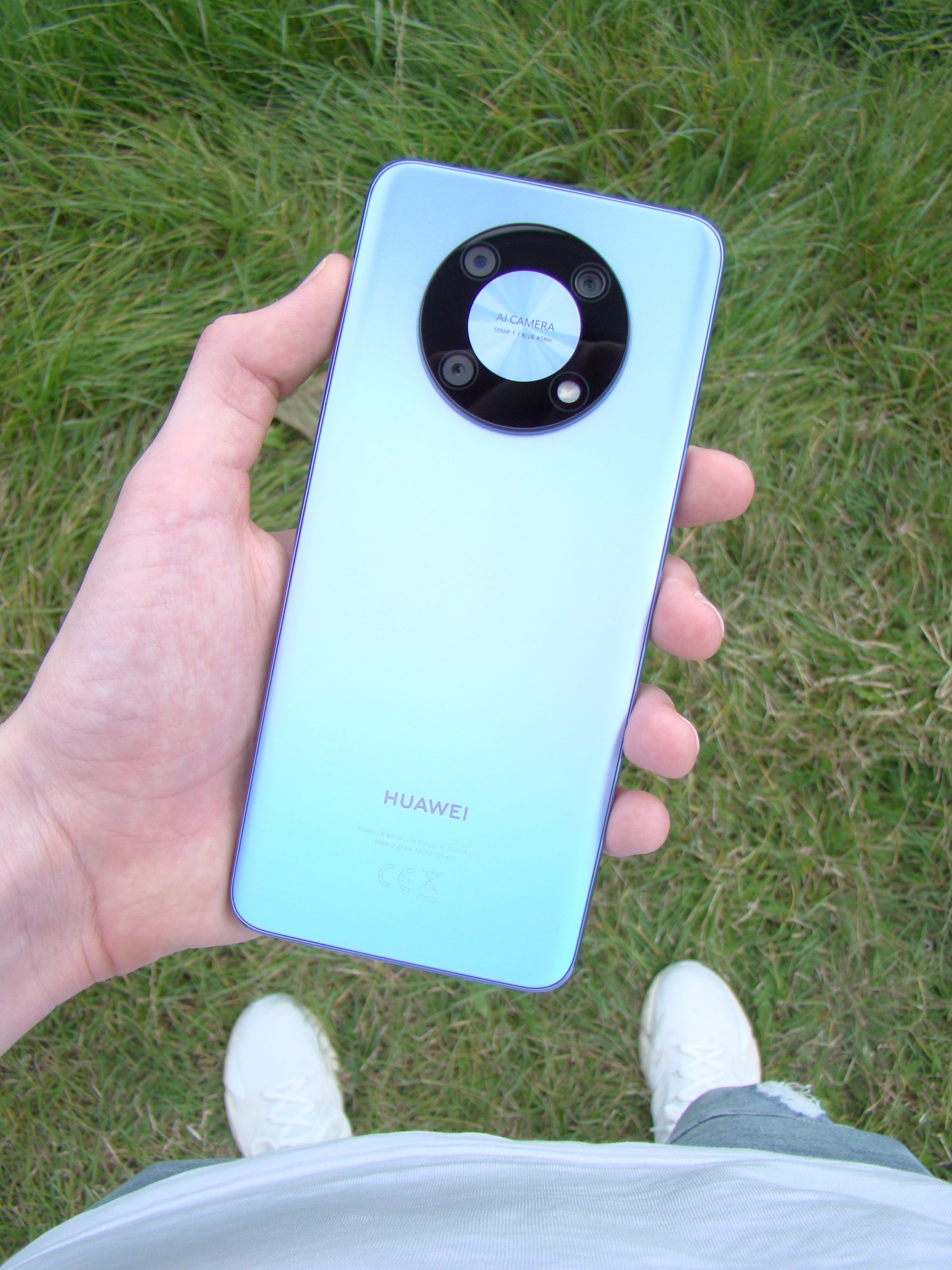 Huawei nova Y90 w dłoni