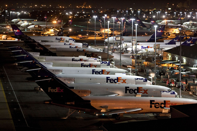 Zaparkowane samoloty z oznaczeniem FedEx