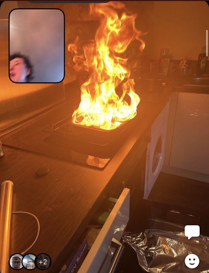 Post przedstawiający palącą się patelnie