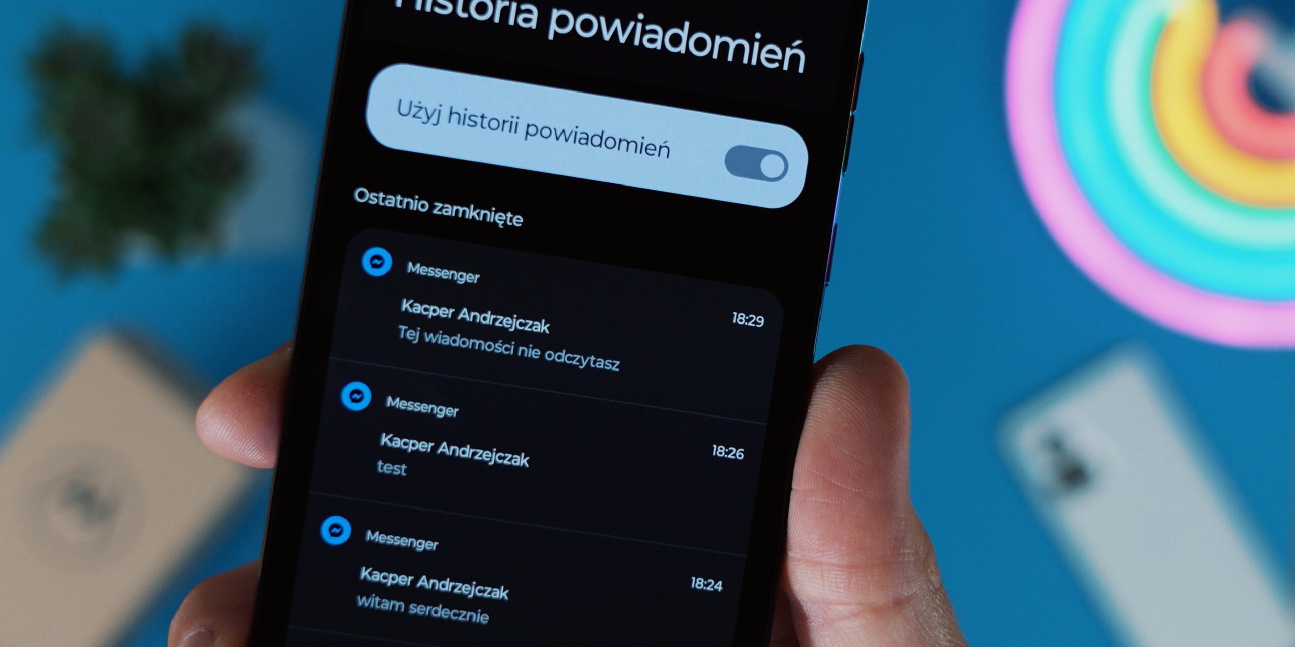 triki w Androidzie 12: historia powiadomień