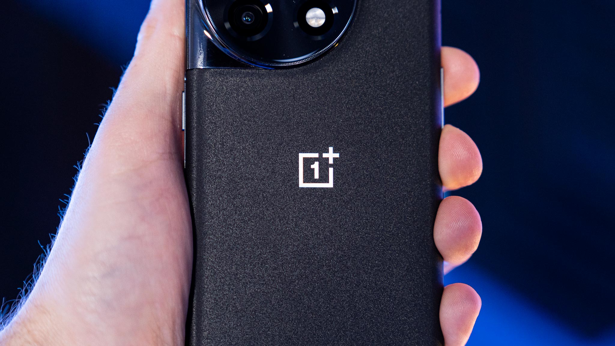 OnePlus 11 5G ze zbliżeniem na logo OnePlus