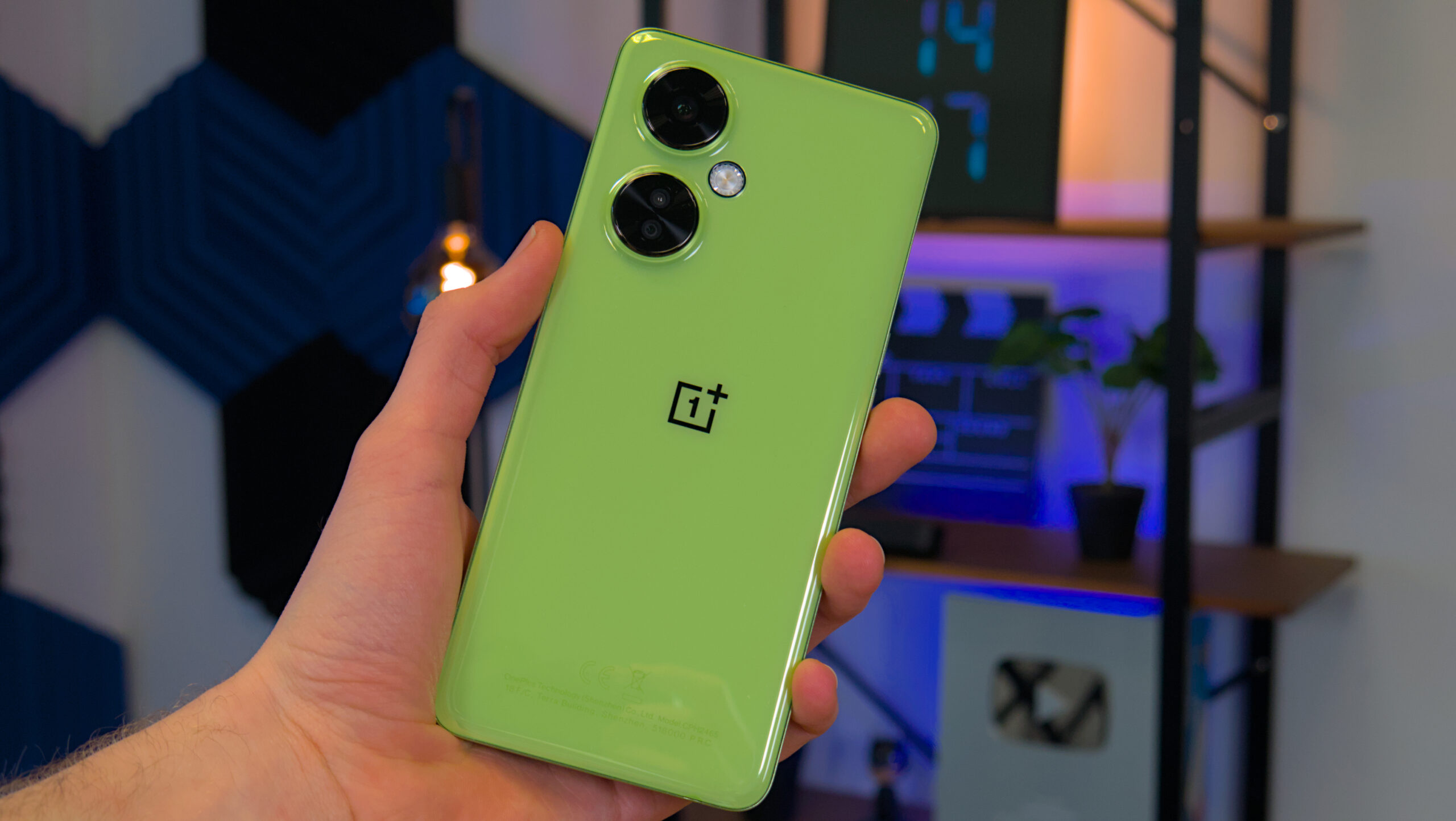 OnePlus Nord 3 CE Lite w dłoni