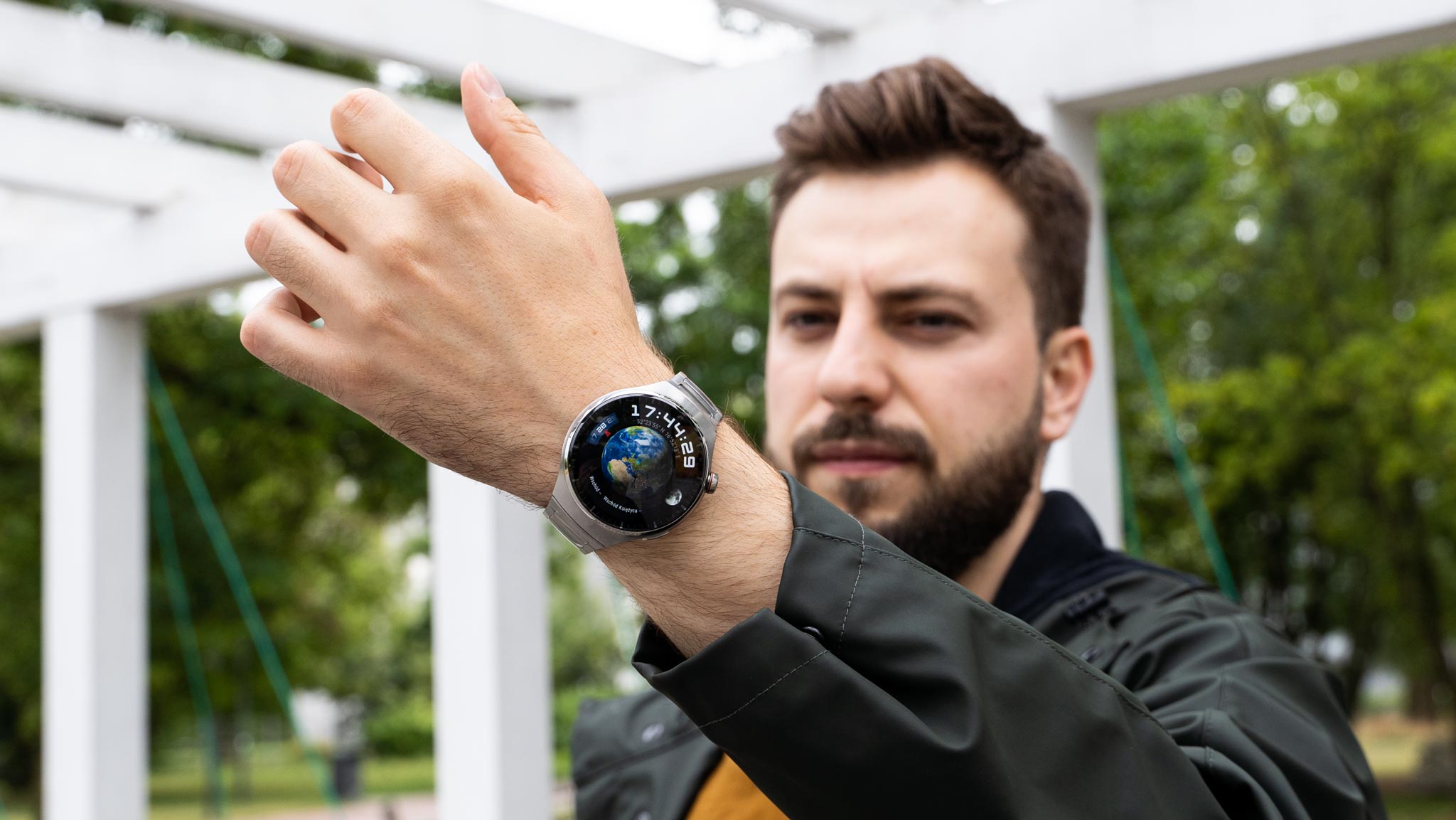 HUAWEI Watch 4 Pro na nadgarstku