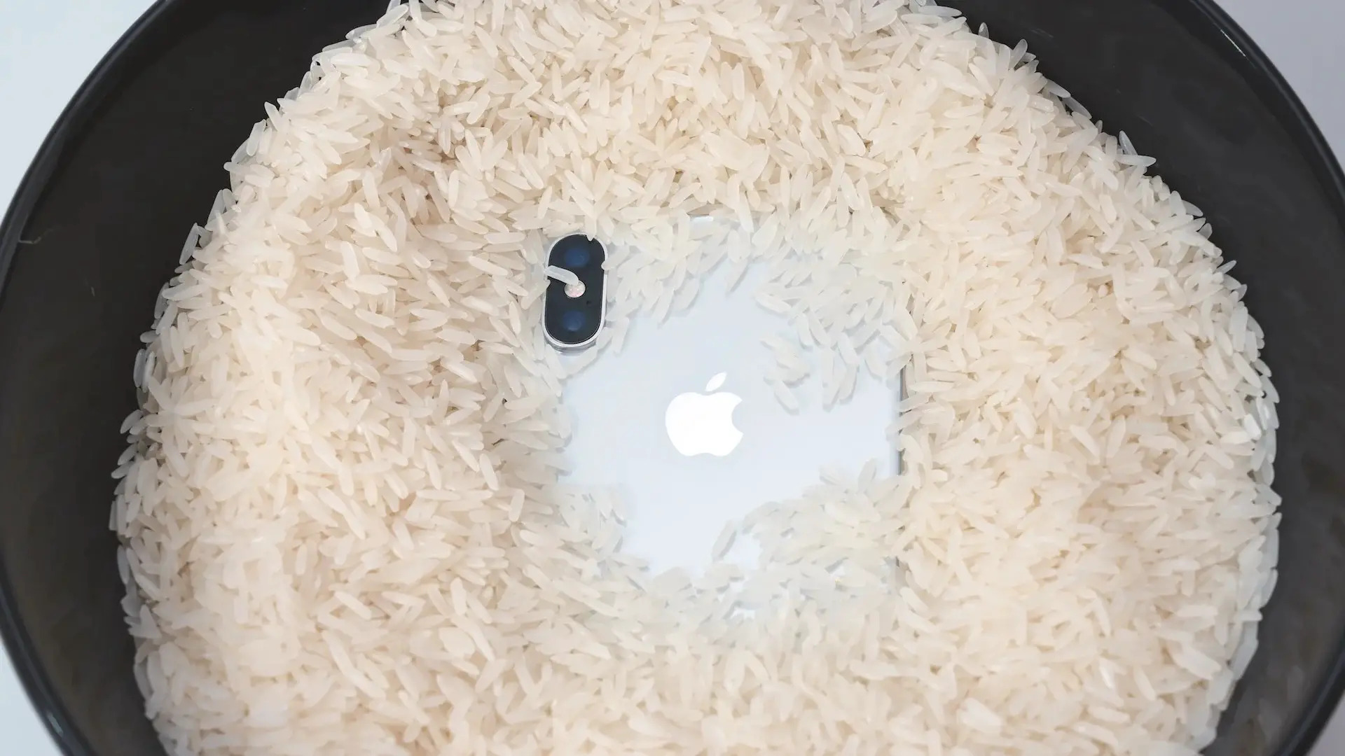 iPhone w ryżu
