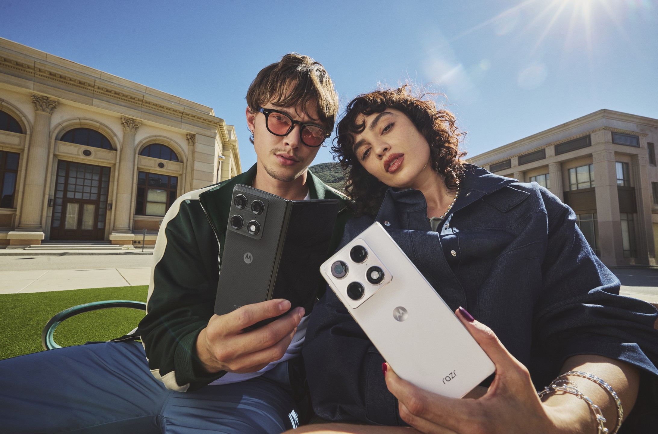 motorola razr fold - PANTONE Blackened Blue (czarny) oraz PANTONE Lily White (perłowy)