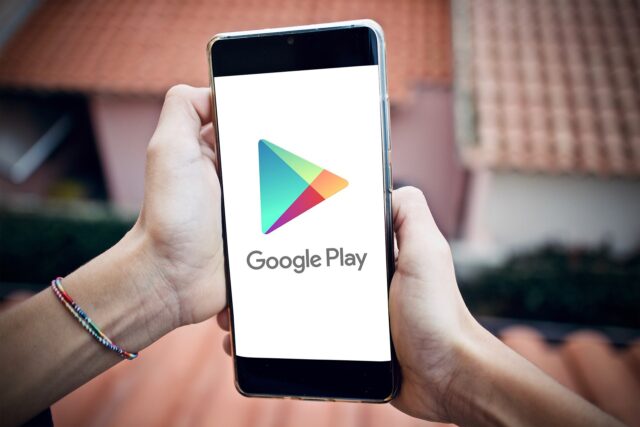 Smartfon z logo Google Play