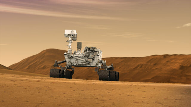 wizualizacja łazika Curiosity Rover na powierzchni Marsa, w tle wzniesienia