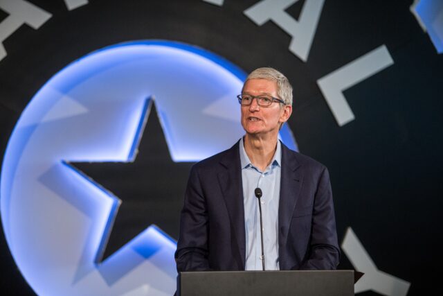 Aktualny CEO Apple - Tim Cook przy mównicy