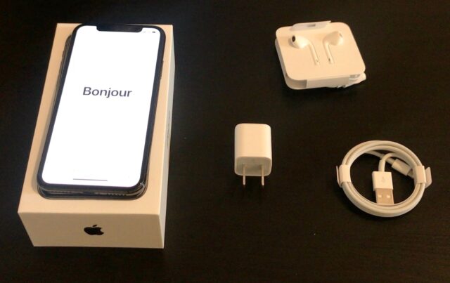 iPhone X wraz zawartością jego pudełka