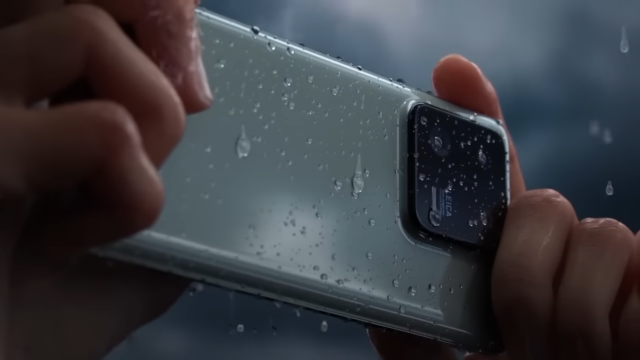 Xiaomi 13 Pro w deszczu
