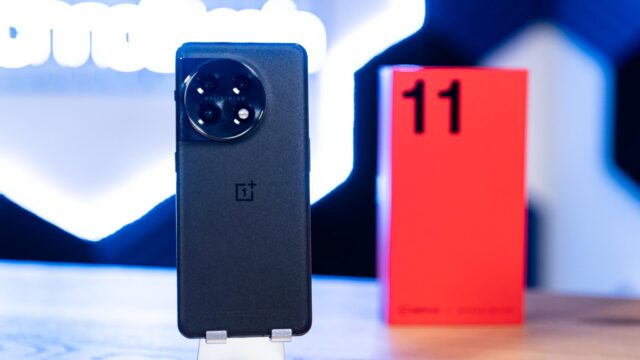 OnePlus 11 5G na stojaku obok swojego pudełka
