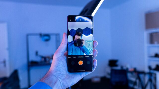 OnePlus 11 5G robiący zdjęcie selfie