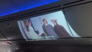 Prowizoryczne kino na pokładzie samolotu, to w ogóle legalne?